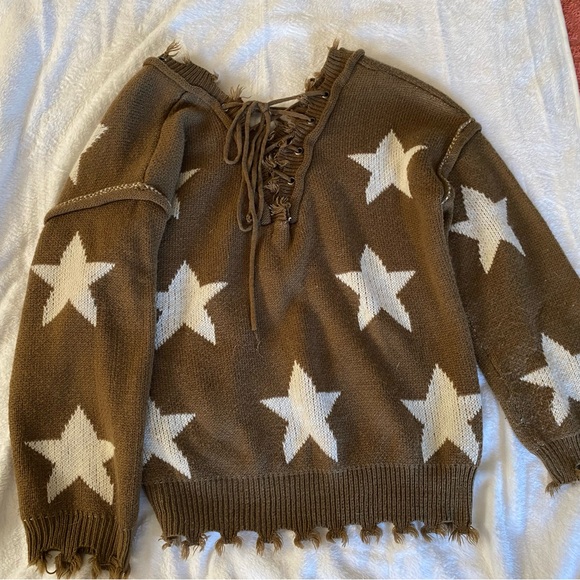 Boutique distressed sweater - Picture 2 of 5